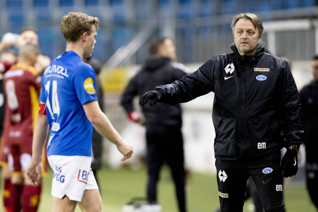 Moldes trener Erling Moe og Erling Knudtzon under klubbens siste eliteseriekamp for året lørdag. Foto: Svein Ove Ekornesvåg / NTB