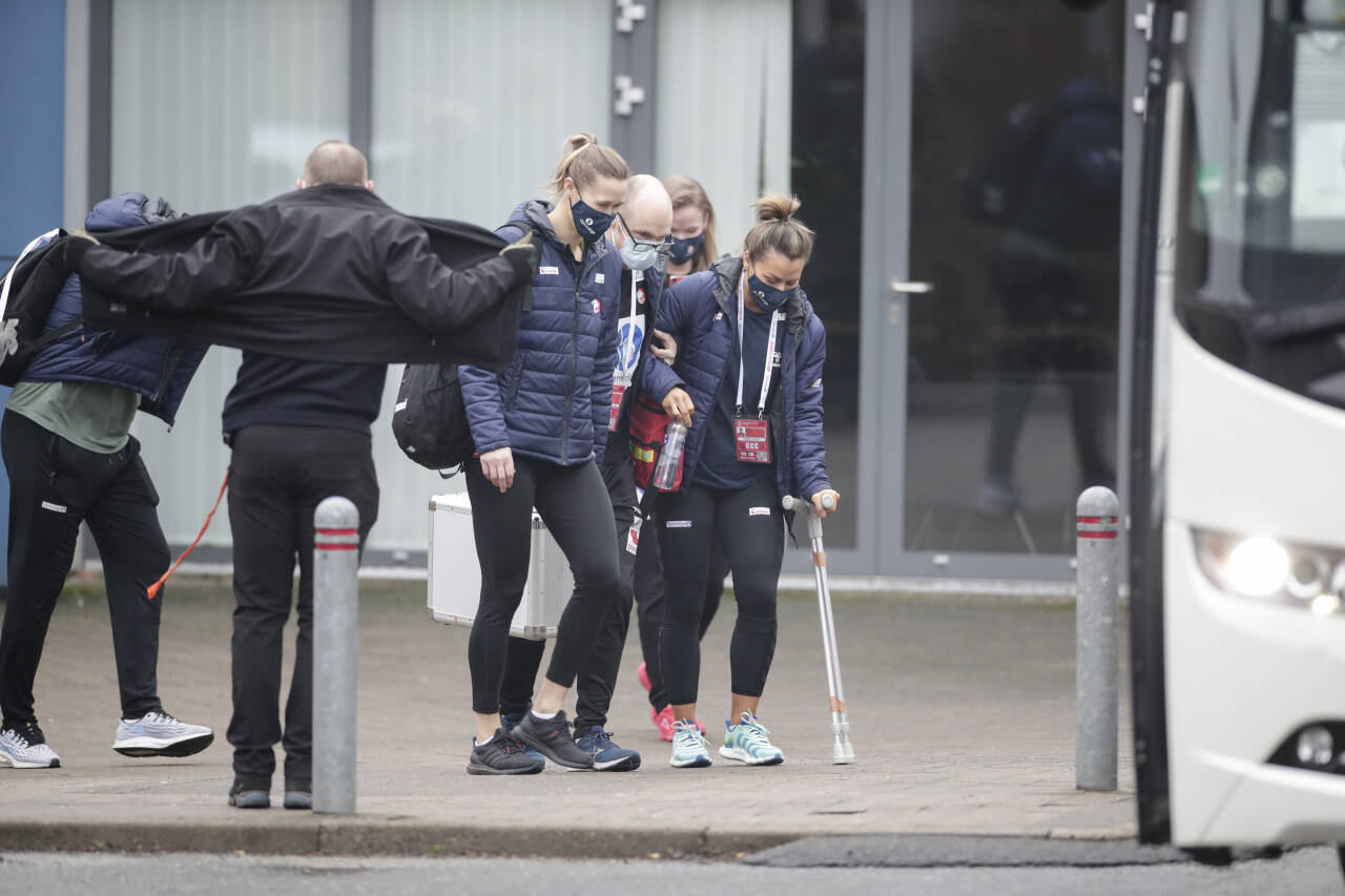 Lege Nils Leraand og Nora Mørk tuller litt med fotografen og later som Nora er skadd på dagens trening. Foto: Vidar Ruud / NTB