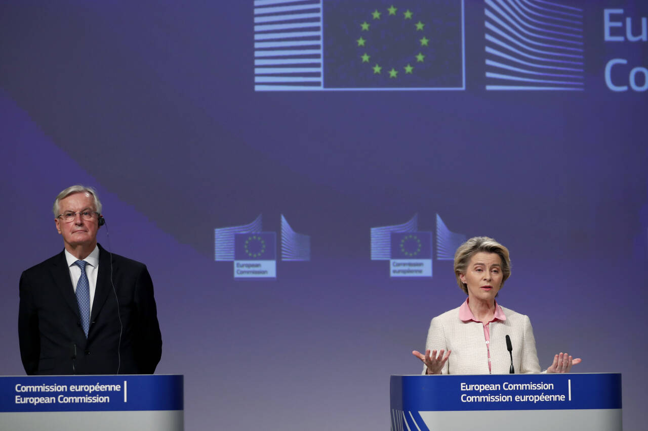 Ursula von der Leyen (til høyre) og EU-president Charles Michel skal onsdag signere handelsavtalen med Storbritannia. Til venstre er sjefforhandler Michel Barnier. Foto: Francisco Seco / NTB / AP