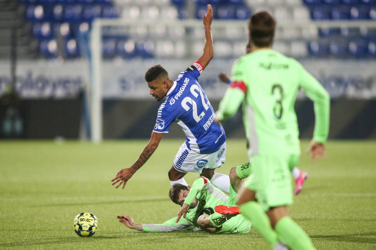 Sarpsborgs Mikael Dyrestam takler Kristiansunds Liridon Kalludra under eliteseriekampen i fotball mellom Sarpsborg 08 og Kristiansund på Sarpsborg stadion.Foto: Christoffer Andersen / NTB