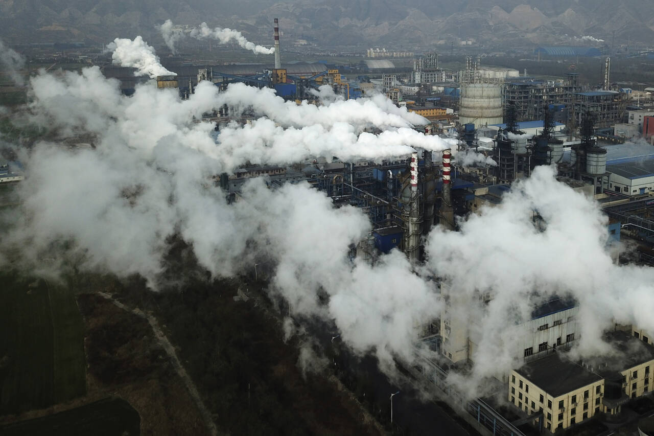 Produksjon av kull, som her i Hejin i Kina, må falle kraftig de nærmeste årene hvis målene i Parisavtalen om å begrense den globale oppvarmingen skal nås, advarer FN i fersk rapport.Arkivfoto: AP / Sam McNeil / NTB scanpix