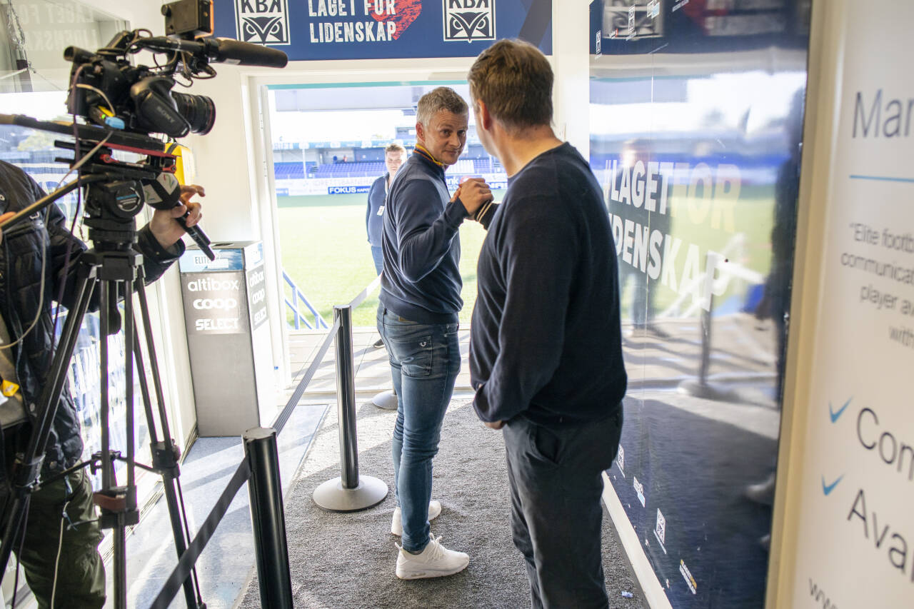 Ole Gunnar Solskjær (t.v.) og Erling Moe hilser etter eliteseriekampen mellom Kristiansund og Molde i 2019. Foto: Svein Ove Ekornesvåg / NTB