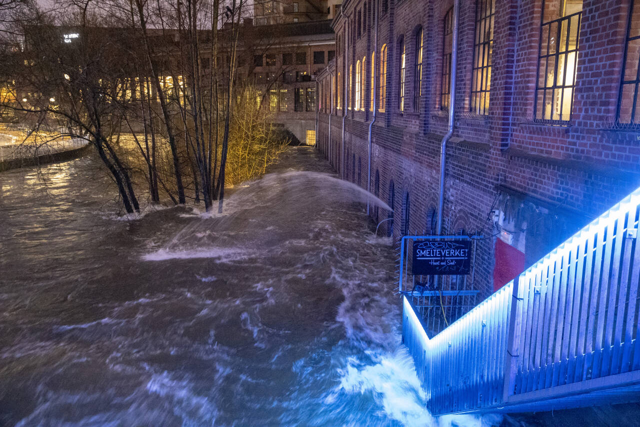 Det er for tiden stor vannføring i Akerselva i Oslo. Flere bedrifter har fått vann i kjelleren. Her fra området rundt Mathallen. Foto: Terje Pedersen / NTB