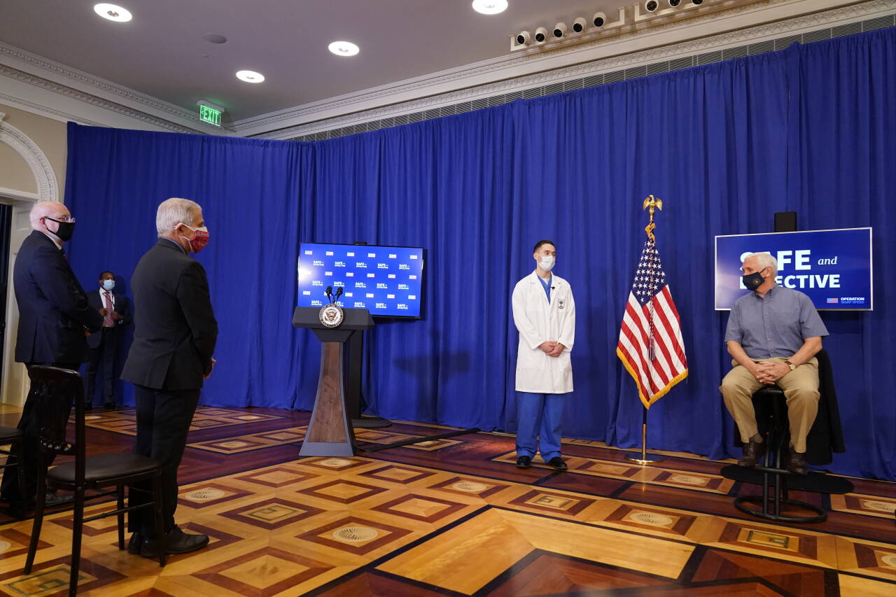 Visepresident Mike Pence (til høyre) er blant over 1 millioner mennesker som har fått første vaksinedose. Til venstre er smittevernsekspert Anthony Fauci og CDC-direktør Robert Redfield. Arkivfoto: Andrew Harnik / AP / NTB