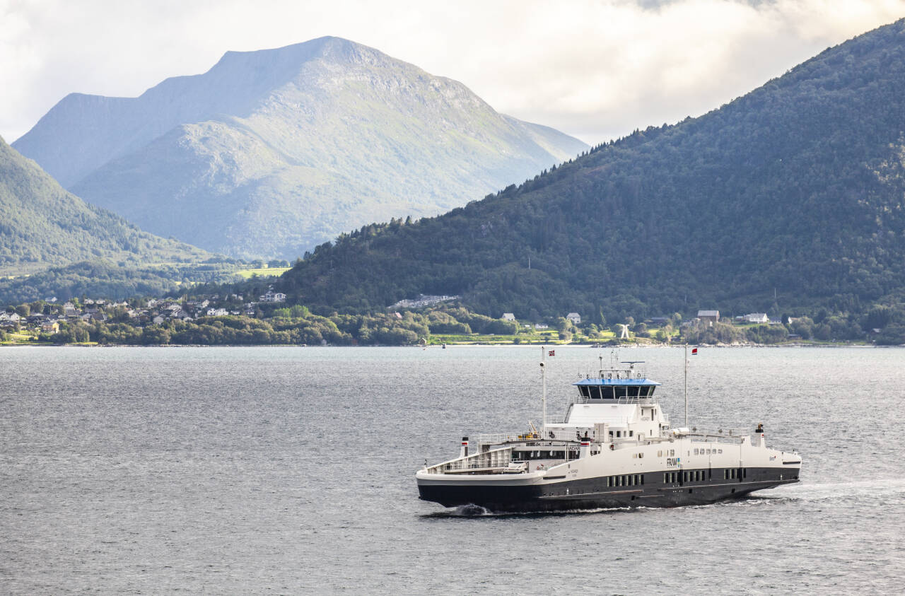 Bilfergen MF «Hadarøy» fra Fjord1 drives av batteri og trafikkerer fergestrekningen Hareid-Sulesund i Møre og Romsdal.Foto: Halvard Alvik / NTB