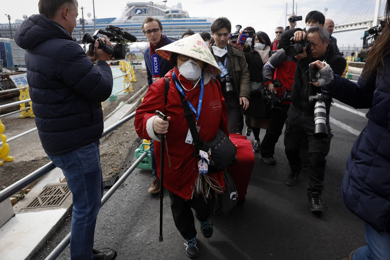 Passasjerer får forlate cruiseskip i Japan. Foto: Jae C. Hong / AP / NTB scanpix