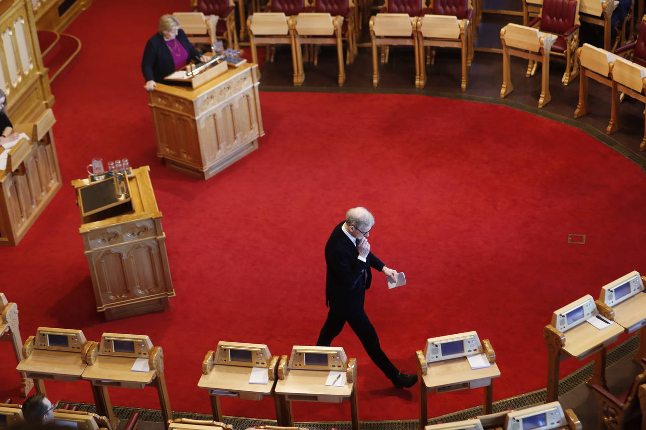 Statsminister Erna Solberg (H) og Arbeiderpartiets leder Jonas Gahr Støre under Stortingets spørretime. Foto: Stian Lysberg Solum / NTB scanpix