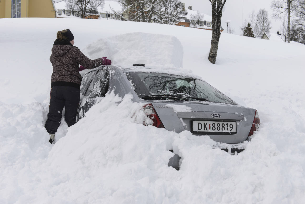 NEDSNØDD: Bilen tåler både kulde og snø, men det finnes noen forholdsregler det er verdt å merke seg. FOTO: Bjørn Jørgensen / NN / Samfoto