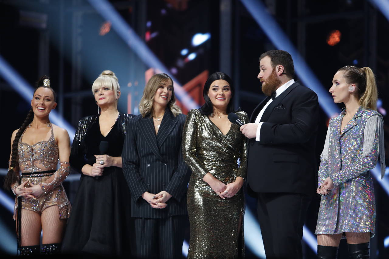 Fra venstre artist Raylee, programleder Ingrid Gjessing Linhave, artist Kristin Husøy, artist Ulrikke Brandstorp, programleder Ronny Brede Aase og artist Liza Vassilieva. Foto: Tore Meek / NTB scanpix