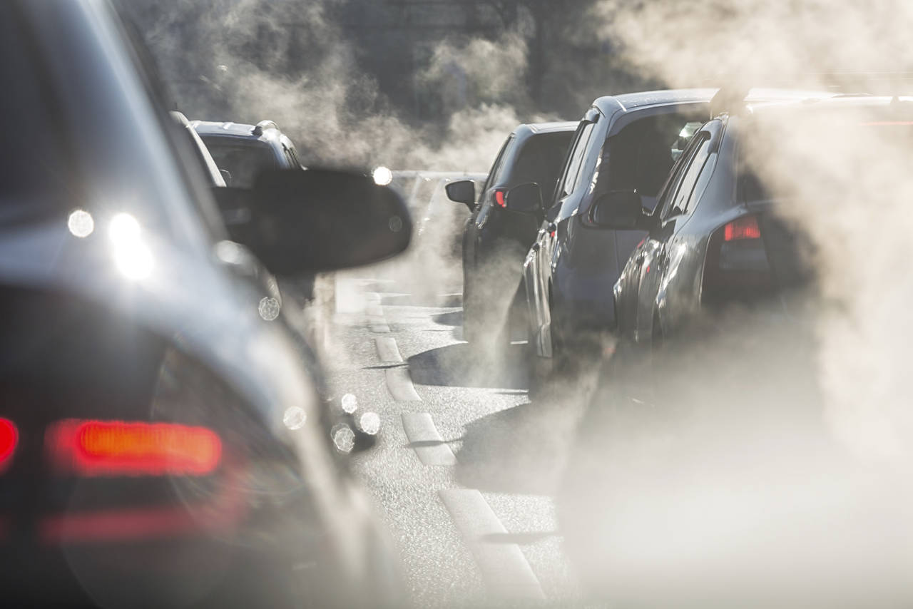 RØDT LYS: Bilprodusentenes samlese utslipp er langt høyere enn kravene EU har satt. Det kan bli dyrt. FOTO: Shutterstock / NTB scanpix
