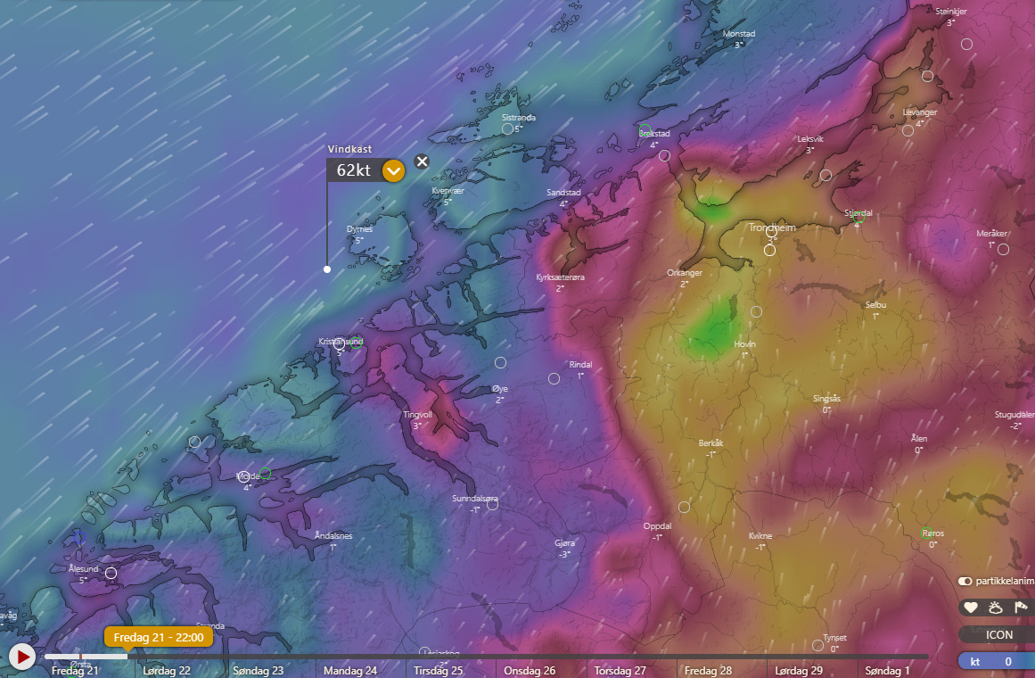 Det er meldt kraftig vind på Smøla i ettermiddag/kveld. Bildet viser værsituasjonen klokken 22:00 i kveld. Men det vil blåse kraftig allerede fra klokken 18:00. Skjermdump fra Windy.com