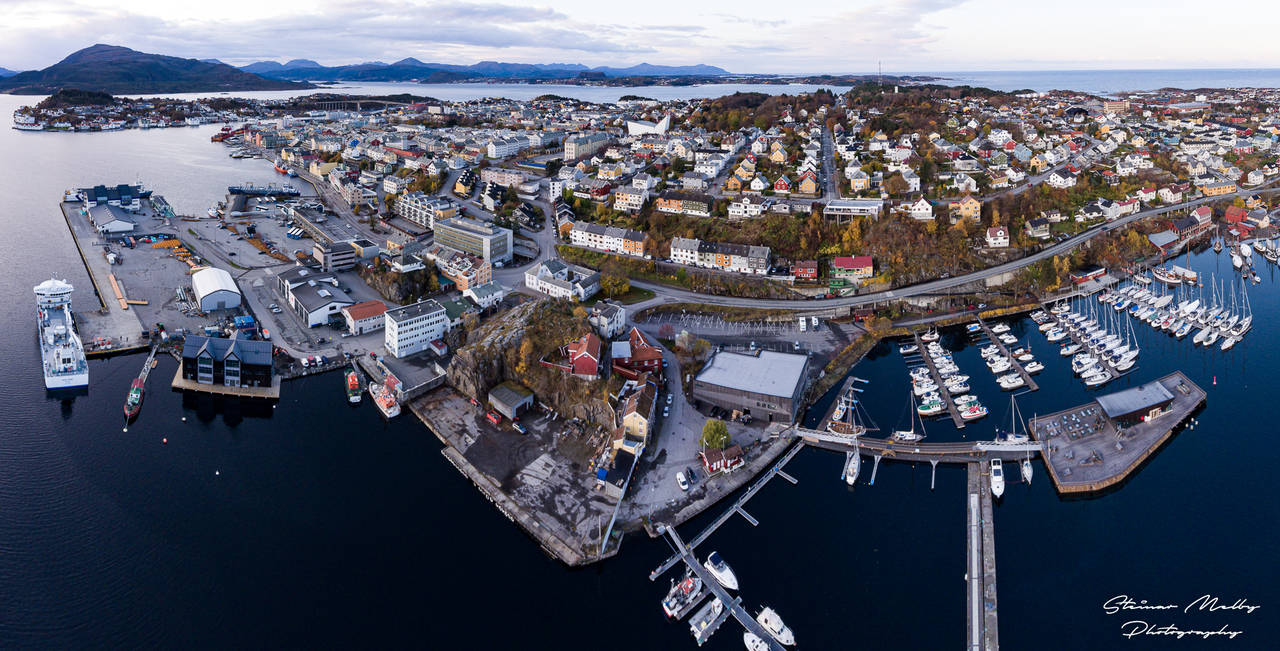 Illustrasjonsfoto av Kristiansund Havn, med havneterminalbygget og det nye Lerøybygget på Devoldholmen og Kranaskjæret med den nye gjestebrygga i Vågen. Foto: Steinar Melby / KSU.NO