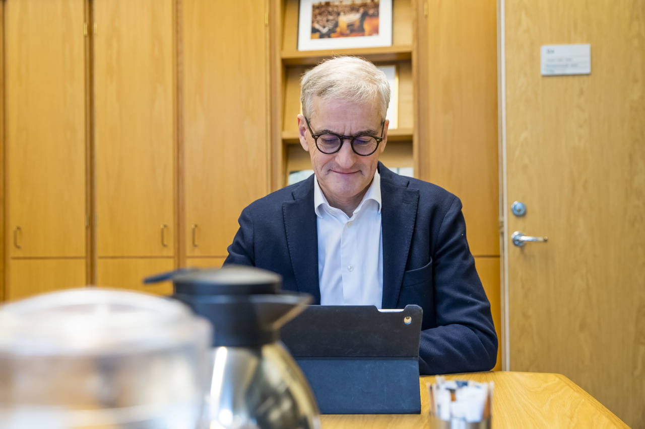 Ap-leder Jonas Gahr Støre jobber på kontoret sitt på Stortinget. Foto: Håkon Mosvold Larsen / NTB scanpix