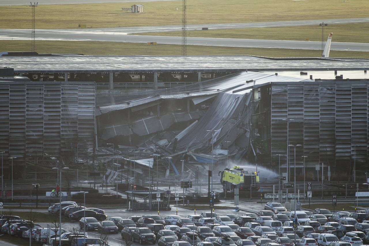 Deler av parkeringshuset raste sammen etter brannen på Stavanger lufthavn i Sola kommune. Foto: Carina Johansen / NTB scanpix