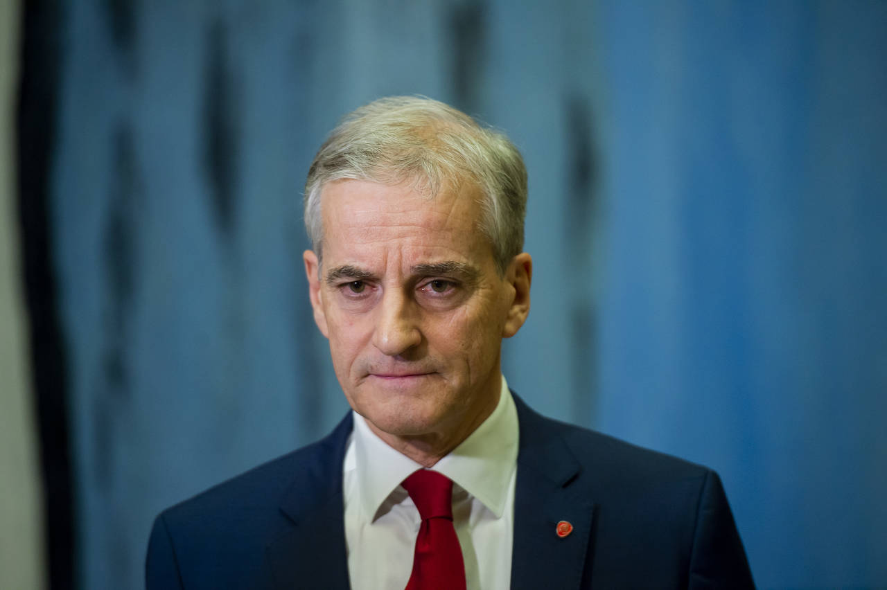 Ap-leder Jonas Gahr Støre møtte mandag pressen i vandrehallen på Stortinget i forbindelse med at Frp forlater regjeringen. Foto: Fredrik Varfjell / NTB scanpix