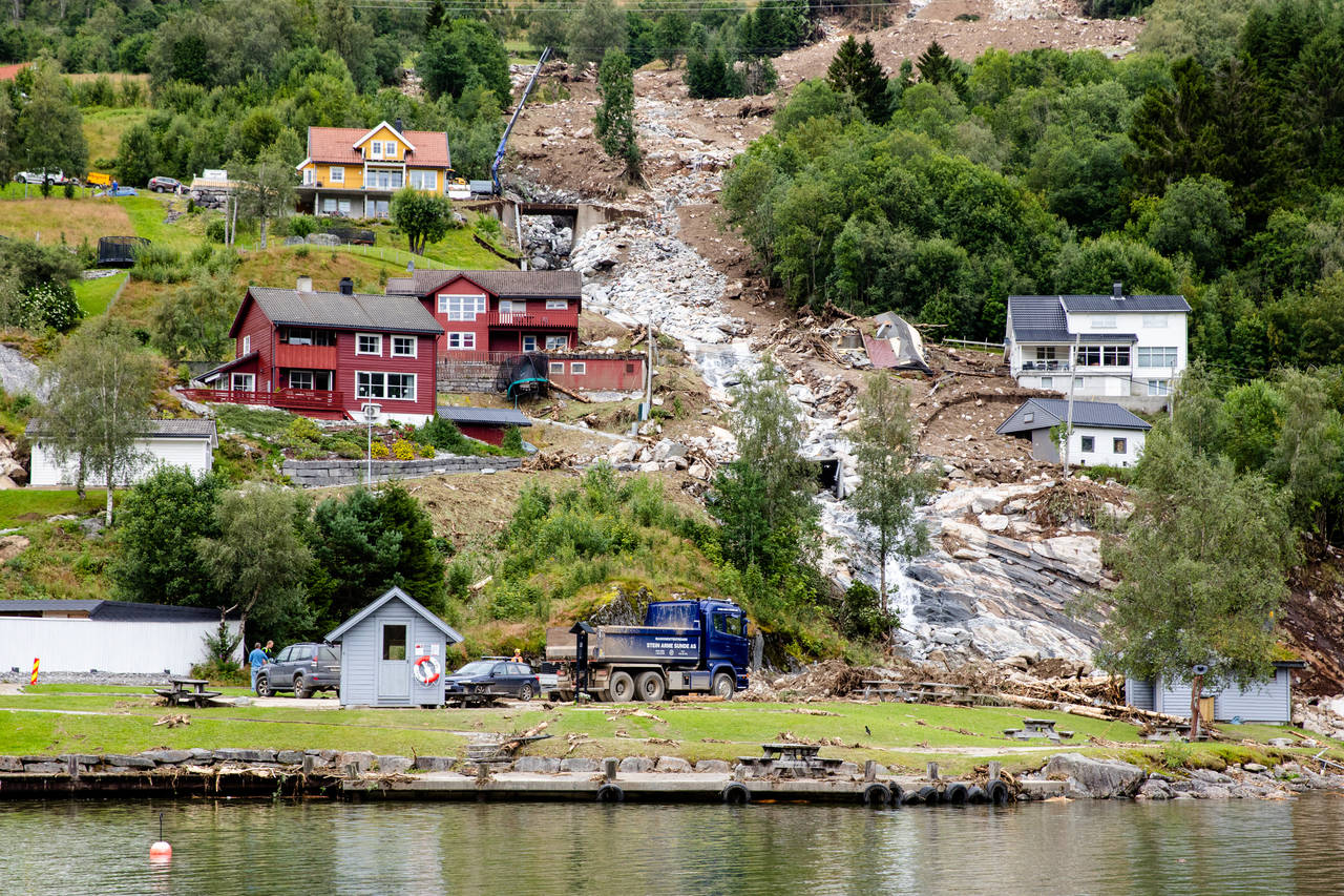 Flom og jordskred gjorde stor skade på Vestlandet, og jordskred rammet særlig Jølster hardt. Bildet viser et jordras som gikk mellom husene i Vassenden i Jølster kommune. Foto: Audun Braastad / NTB scanpix.