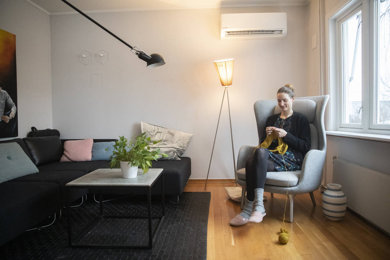 SPAREMODUS: Lise Vermelid Kristoffersen har installert varmepumpe og byttet strømleverandør for å få strømregningen lavest mulig. FOTO: Berit Roald / NTB scanpix