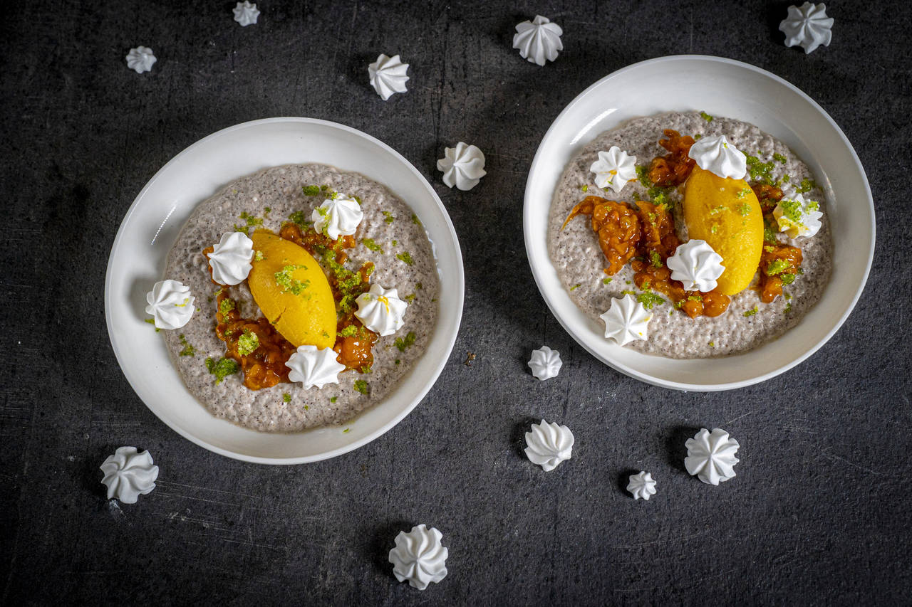 PYNTET PUDDING: Chiapuddingen har fått selskap av sorbé, multer og marengs. FOTO: Heiko Junge / NTB scanpix FOTO: Heiko Junge / NTB scanpix