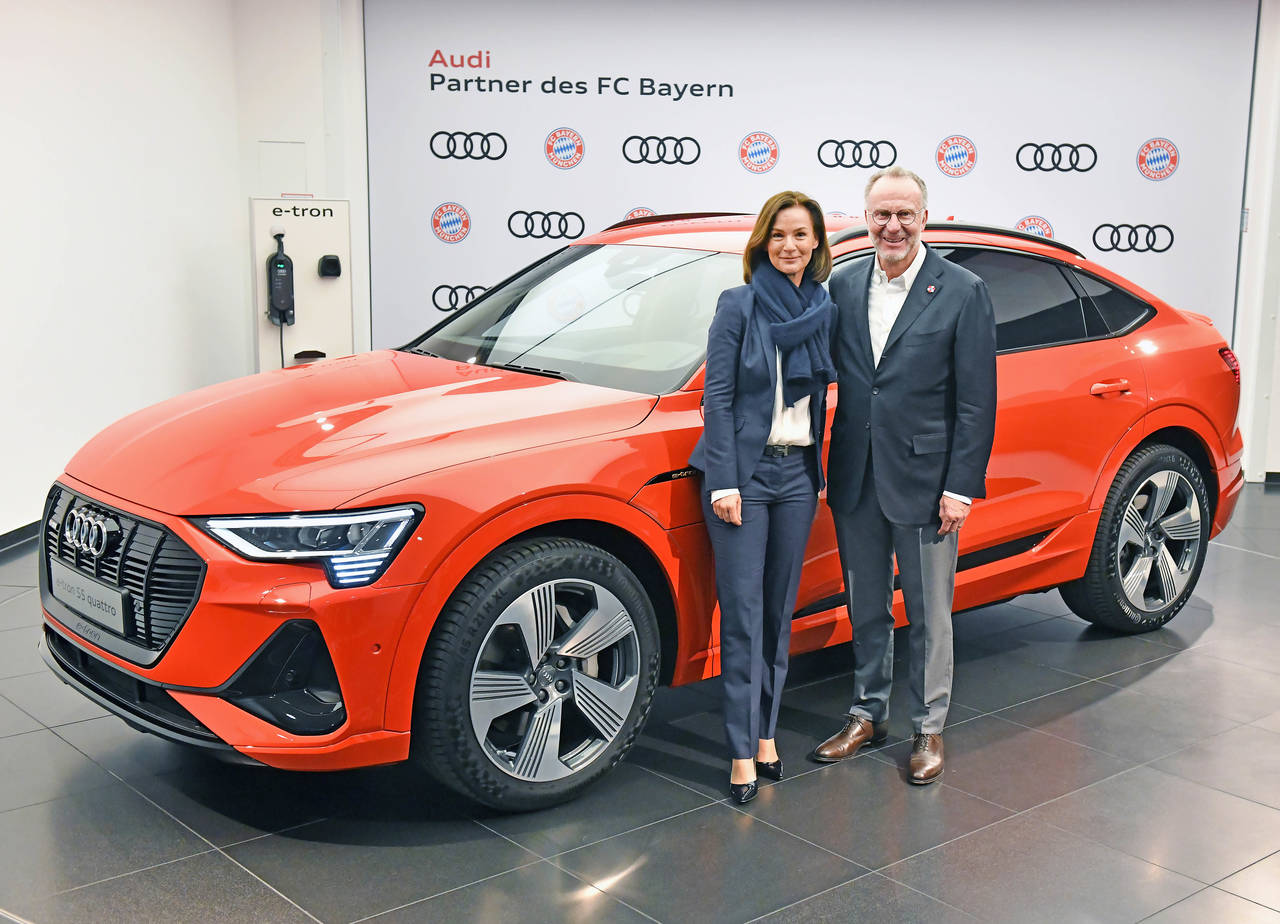 AUDI + BAYERN MÜNCHEN: Styremedlem i Audi, Hildegard Wortmann, og styreformann i Bayern München, Karl-Heinz Rummenigge, forlenger samarbeidet. FOTO: Produsenten