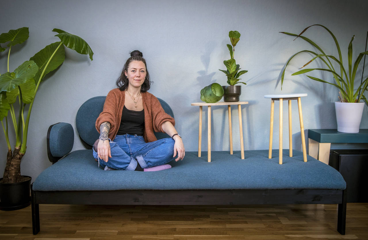 OPPSIRKULERT: Interiørdesigner Hannah Nordh brenner for miljøet, og gjør gamle møbler om til nye framfor å kaste dem. Sjeselongen er laget av en gammel sofa, mens de to krakkene er laget av restematerialer fra et snekkerverksted. FOTO: Ole Berg-Rusten / NTB scanpix