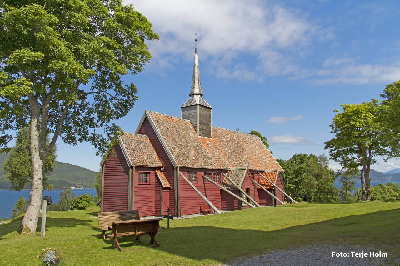 Kvernes stavkirke er en attraksjon ved kulturområdet på Kvernes. Foto: Terje Holm