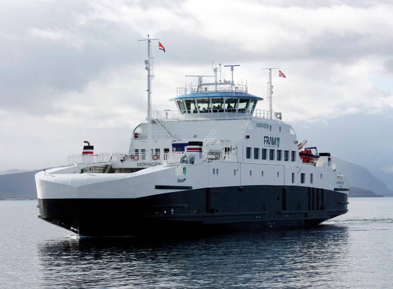 En stolt skipper, Morten Parelius, manøvrerer nye «Møringen» i rute inn mot ferjekaia på Edøya i dag. Foto: Svein Rangnes