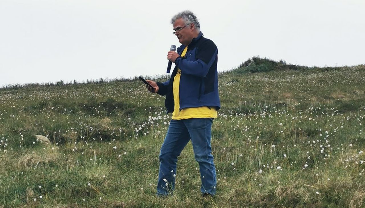 Steven Crozier, fastlege på Frøya, med appell om vindkraft og infralyd under søndagens aksjon «Fugleskriket på Haramsøya». Foto: Christian Fjeldavli.