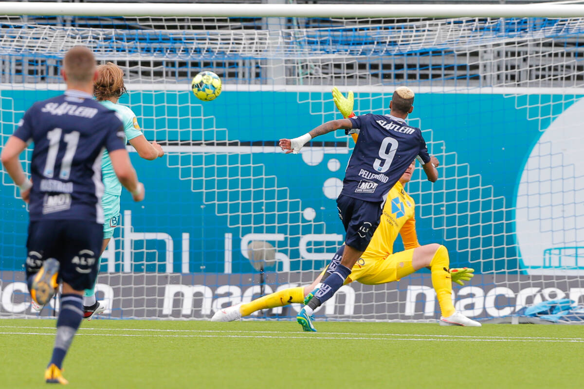 Kristiansunds Amahl Pellegrino setter inn 1–0 forbi keeper Andreas Linde. Foto: Svein Ove Ekornesvåg / NTB scanpix