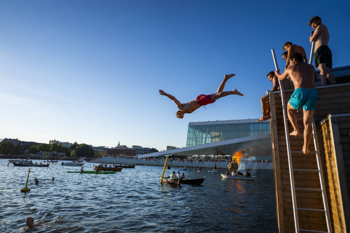 Mange brukte sjøen til å kjøle seg ned da det var høye temperaturer i juni. Her bader folk ved Operaen i Oslo under sankthansfeiringen i forrige uke. Foto: Håkon Mosvold Larsen / NTB scanpix