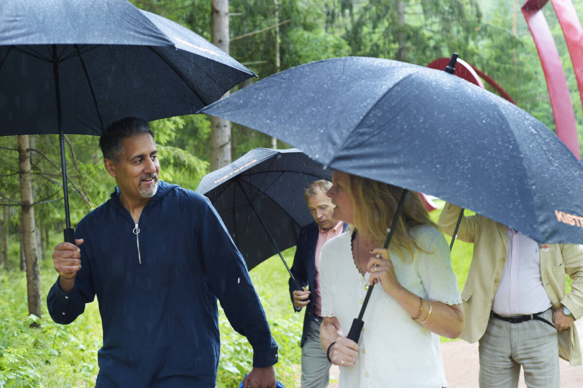 Kulturminister Abid Q. Raja besøker Kistefos-museet. Samtidig ønsker han å minne folk om at sommernorge byr på mye mer enn fjelltopper og fiskevann. Til høyre direktør på Kulturdestinasjonen Kistefos på Jevnaker, Birgitte Espeland.Foto: Annika Byrde / NTB scanpix