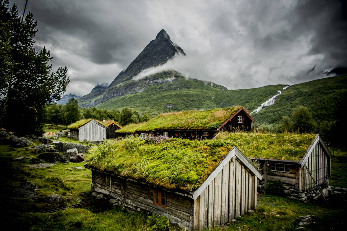 MEKTIG: Den snart 300 år gamle Renndølsetra ligger vakkert plassert i Innerdalen, som mange kaller landets vakreste fjelldal. FOTO: Thomas Rasmus Skaug/VisitNorway.com
