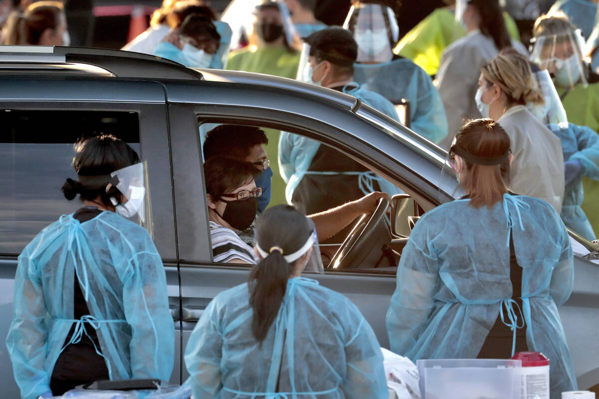 En familie kommer for å la seg teste for koronasmitte i Phoenix i Arizona tidligere i sommer. Foto: Matt York / AP / NTB scanpix