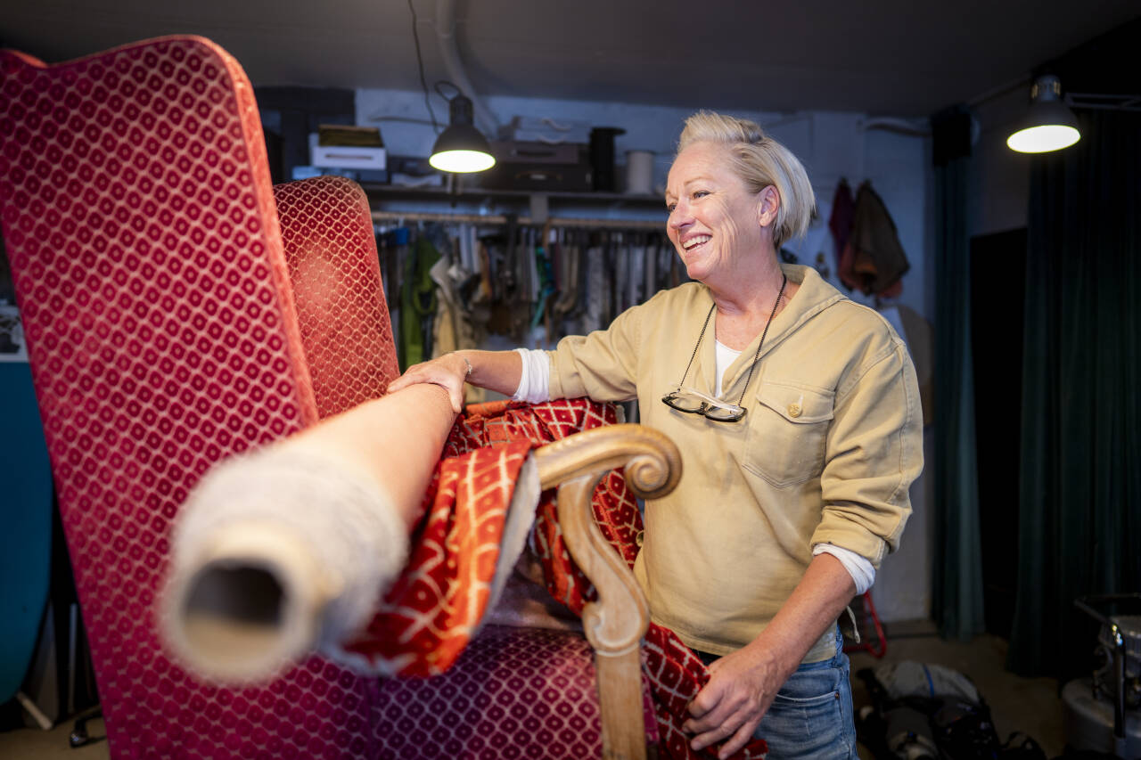 LIDENSKAP: Solvor Wiig (57) er nyetablert møbeltapetserer med eget møbelverksted i kjelleren. Hun elsker å kombinere gamle teknikker med nye materialer for å få møblene i stand. Foto: Heiko Junge / NTB Tema