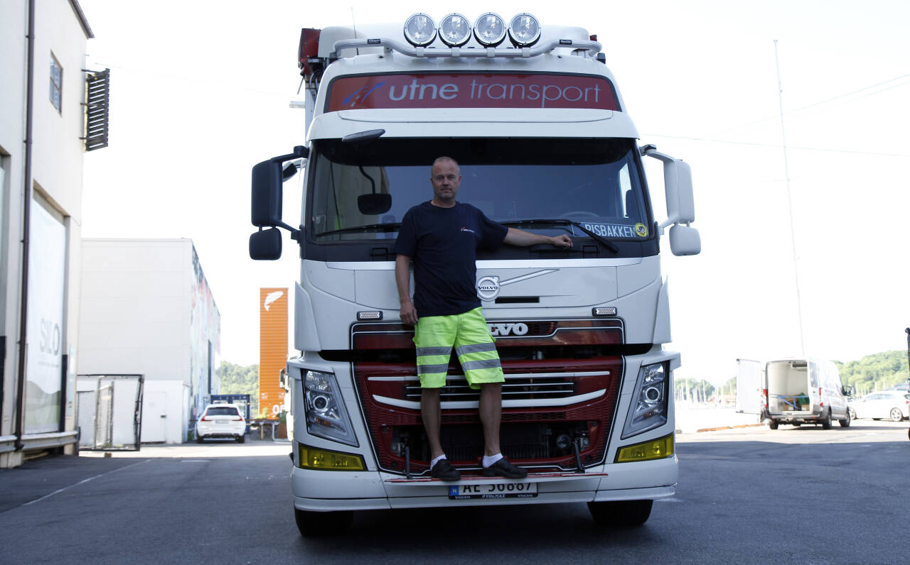 BEKYMRET: Frode Risbakken, sjåfør i Utne transport, kjører langt over 100.000 kilometer på norske veier hvert år, og er bekymret for all uoppmerksomheten han ser i trafikken. Foto: Morten Abrahamsen / NTB