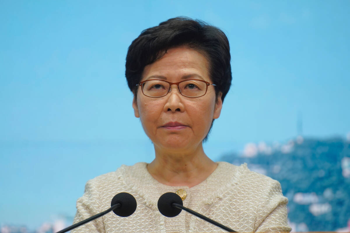 Hongkongs leder Carrie Lam sier regionens autonomi ikke er truet, selv om Kina planlegger sensur av Hongkongs internett, slik praksis er i Fastlands-Kina. Foto: Vincent Yu / AP / NTB scanpix