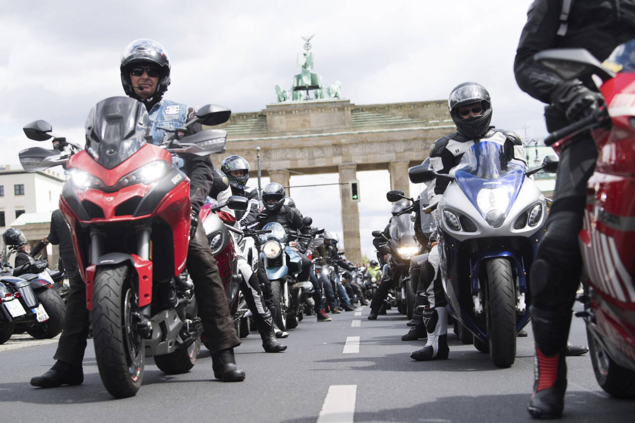 Hundrevis av motorsyklister protesterte i Berlin lørdag mot et lovforslag om å forby motorsykkelkjøring på søndager og helligdager. Foto: AP / NTB scanpix