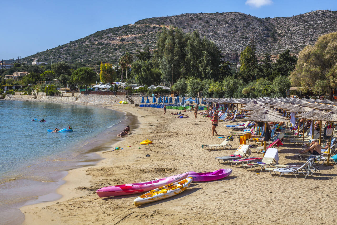 Norske turister på stranden i Marathi på Akrotiri-halvøya ved Chania på Kreta. Hellas er drømmen for pakkereisearrangørene. Foto: Halvard Alvik / NTB scanpix