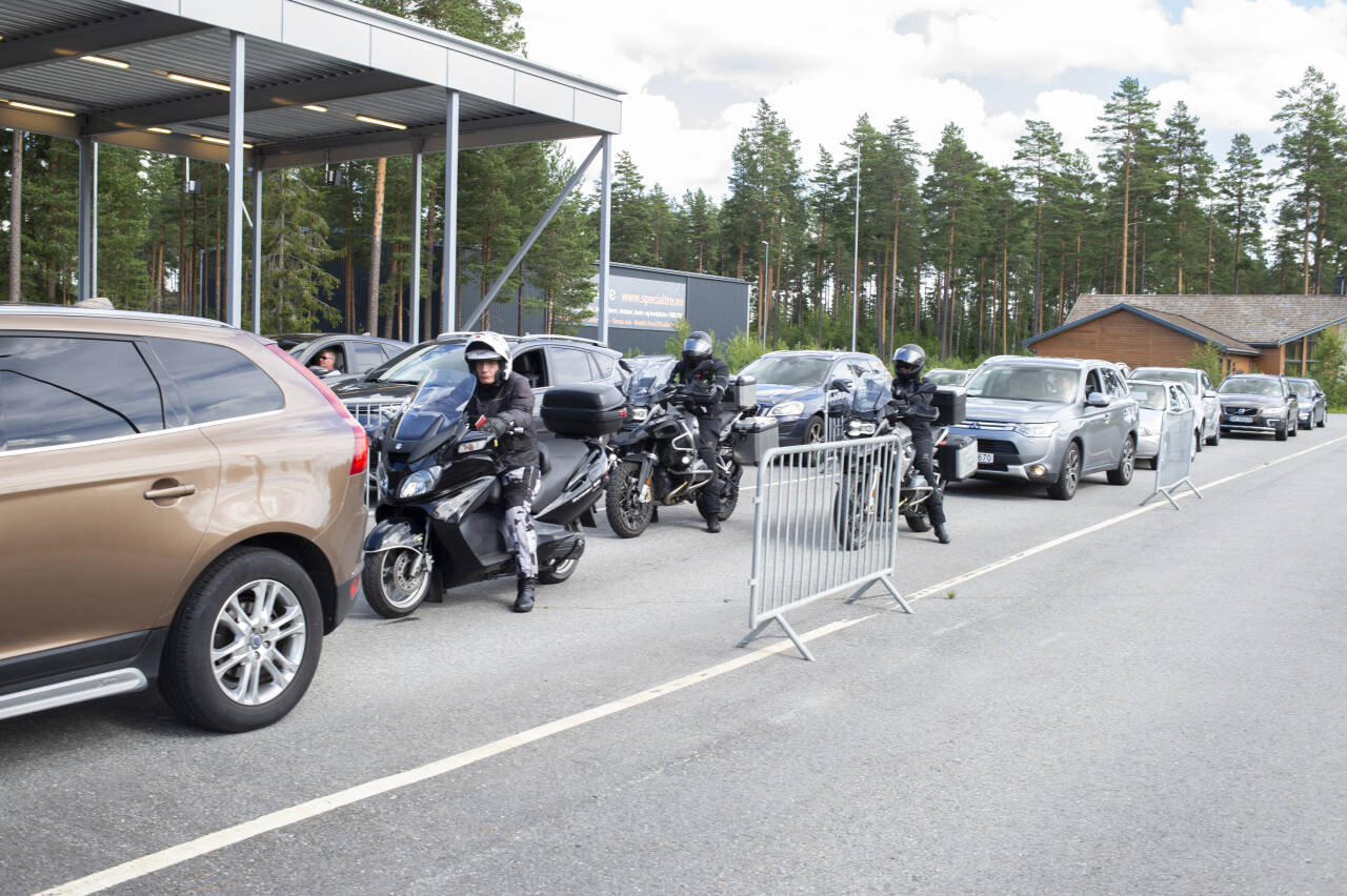 Biler venter i kø for å vise passet på vei tilbake over grensen til Norge. Alle blir stansetFoto: Annika Byrde / NTB scanpix