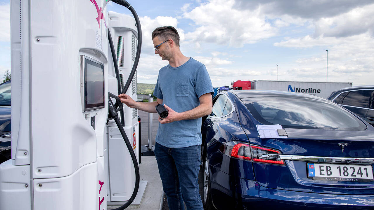 RIMELIG OG RASK: Nils Sødal i NAF mener det er verdt å merke seg at Hyundai Kona nok en gang gjør det bra, sammen med andre rimelige elbiler som Kia e-Niro og e-Soul, selv om de dyreste er aller best. Foto: Tomm Christiansen / NAF