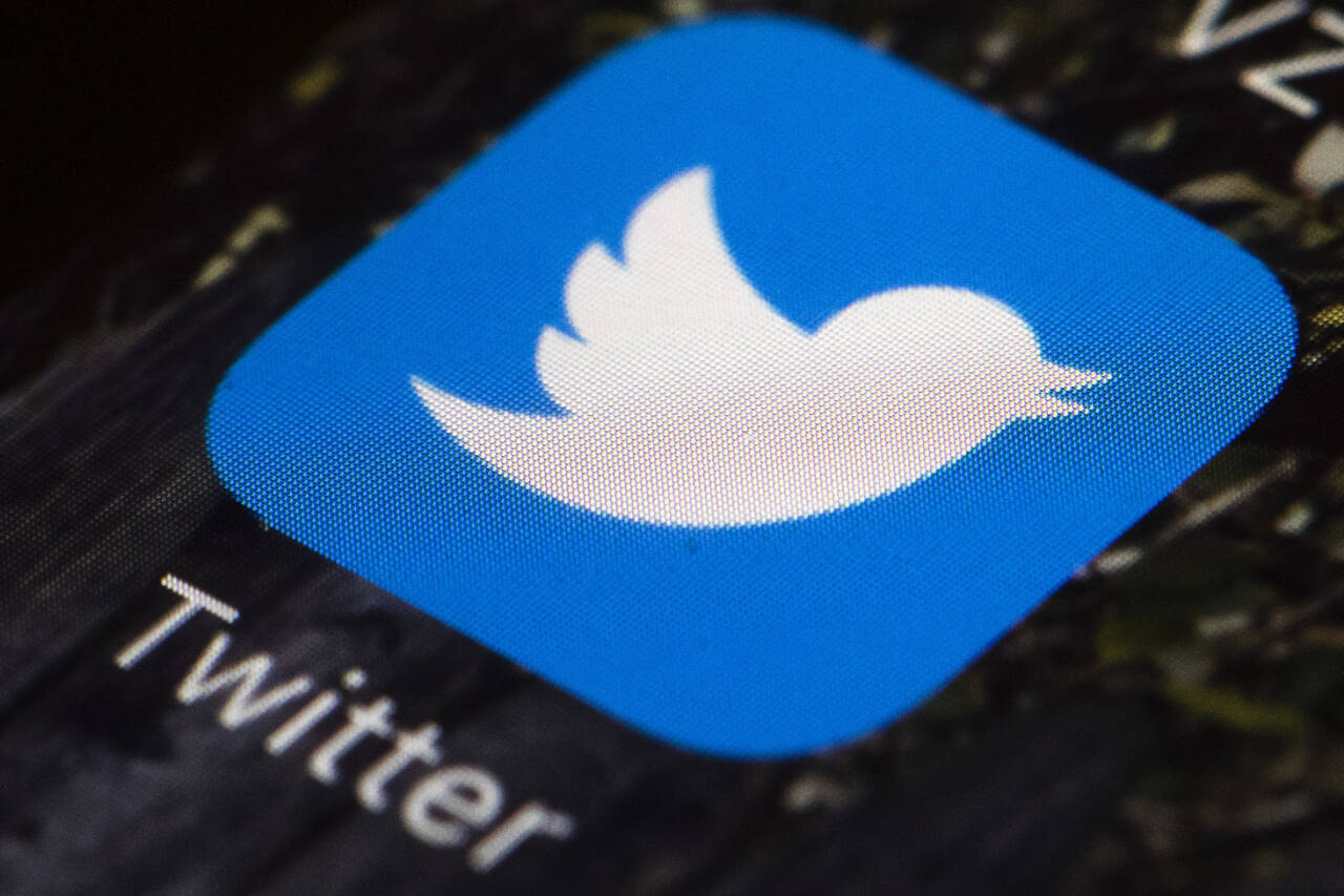 Twitter vil hindre QAnon-tilhengere i å dele konspirasjonsteorier og nettsider knyttet til den uformelle bevegelsen. Illustrasjonsfoto: Matt Rourke / AP / NTB scanpix