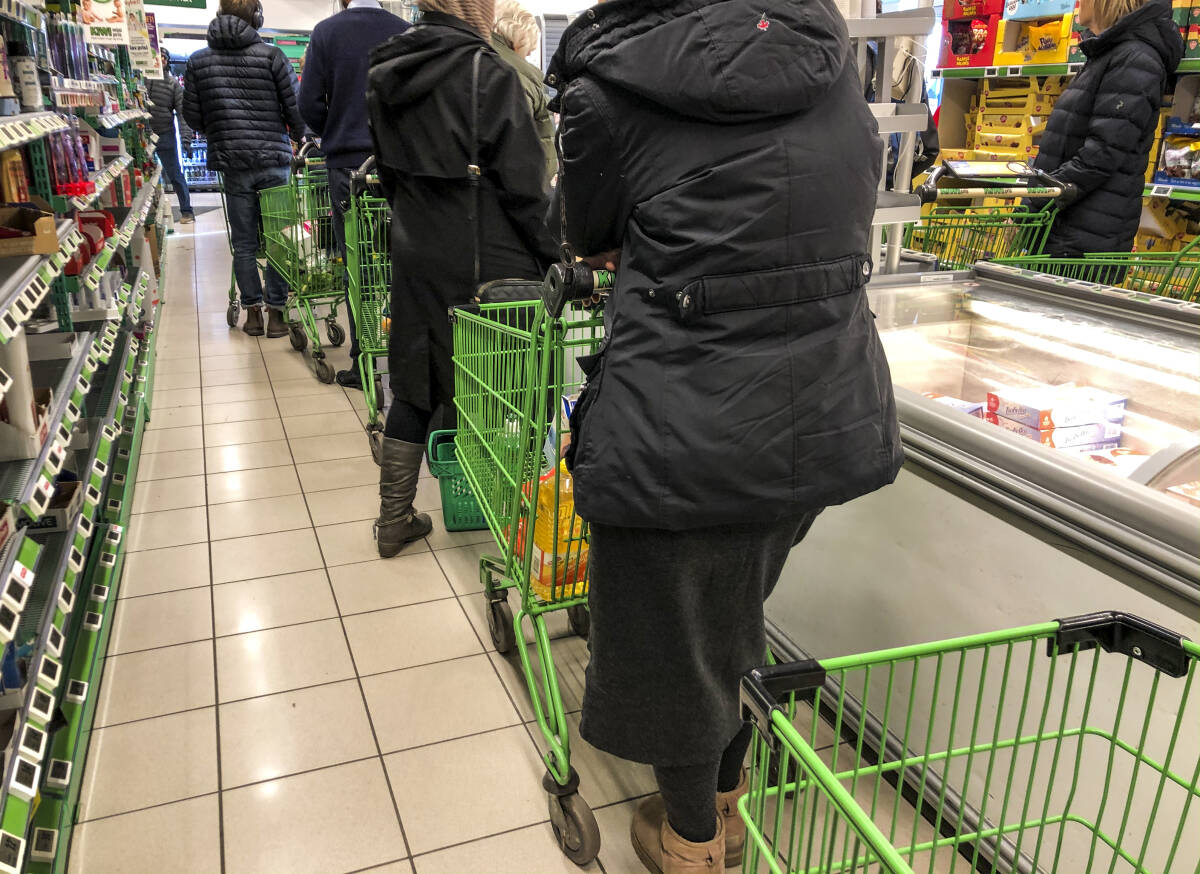 Lange køer på en Kiwi-butikk i Oslo 12. mars, da Norge stengte ned. Den uka var verdiveksten i dagligvarebransjen i forhold til samme uke i fjor på omkring 50 prosent.Foto: Lise Åserud / NTB scanpix