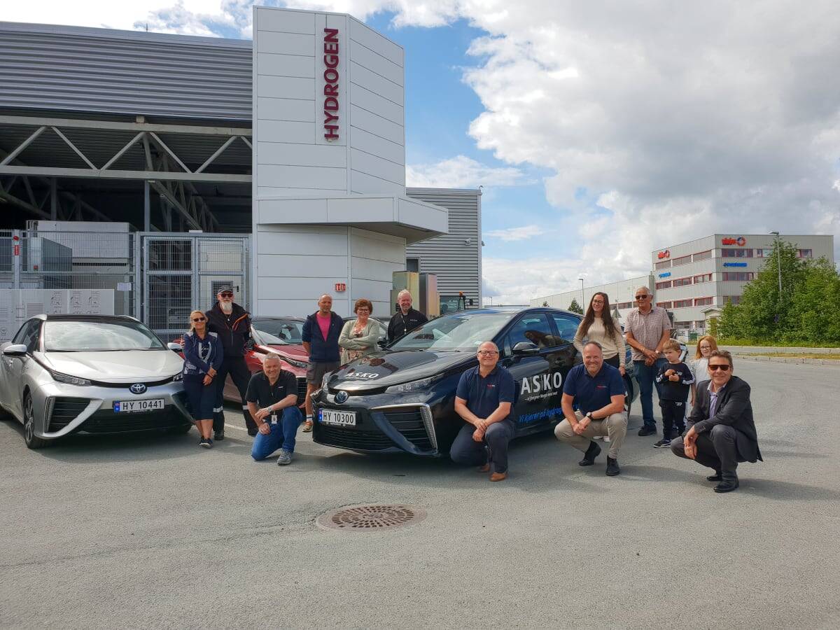 HYDROGEN: Ansatte i Asko Midt-Norge har kjøpt opp hele lageret av hydrogenbilen Toyota Miraj i Norge. Foto: Importøren