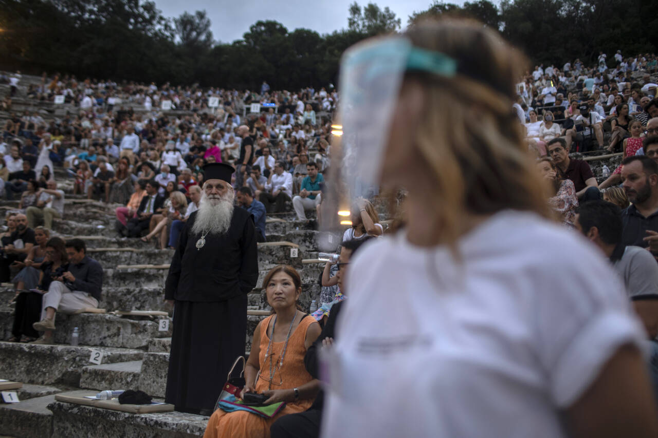 Greske myndigheter har også latt antikke teatre åpne igjen. Her fra Epidavros sør i Hellas. Foto: Petros Giannakouris / AP / NTB scanpix