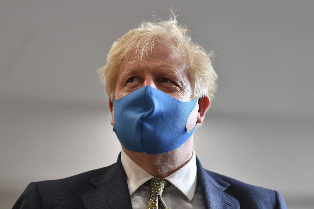 Storbritannias statsminister Boris Johnson under et besøk hos ambulansetjenesten i London mandag. Foto: Ben Stansall/Pool via AP / NTB scanpix