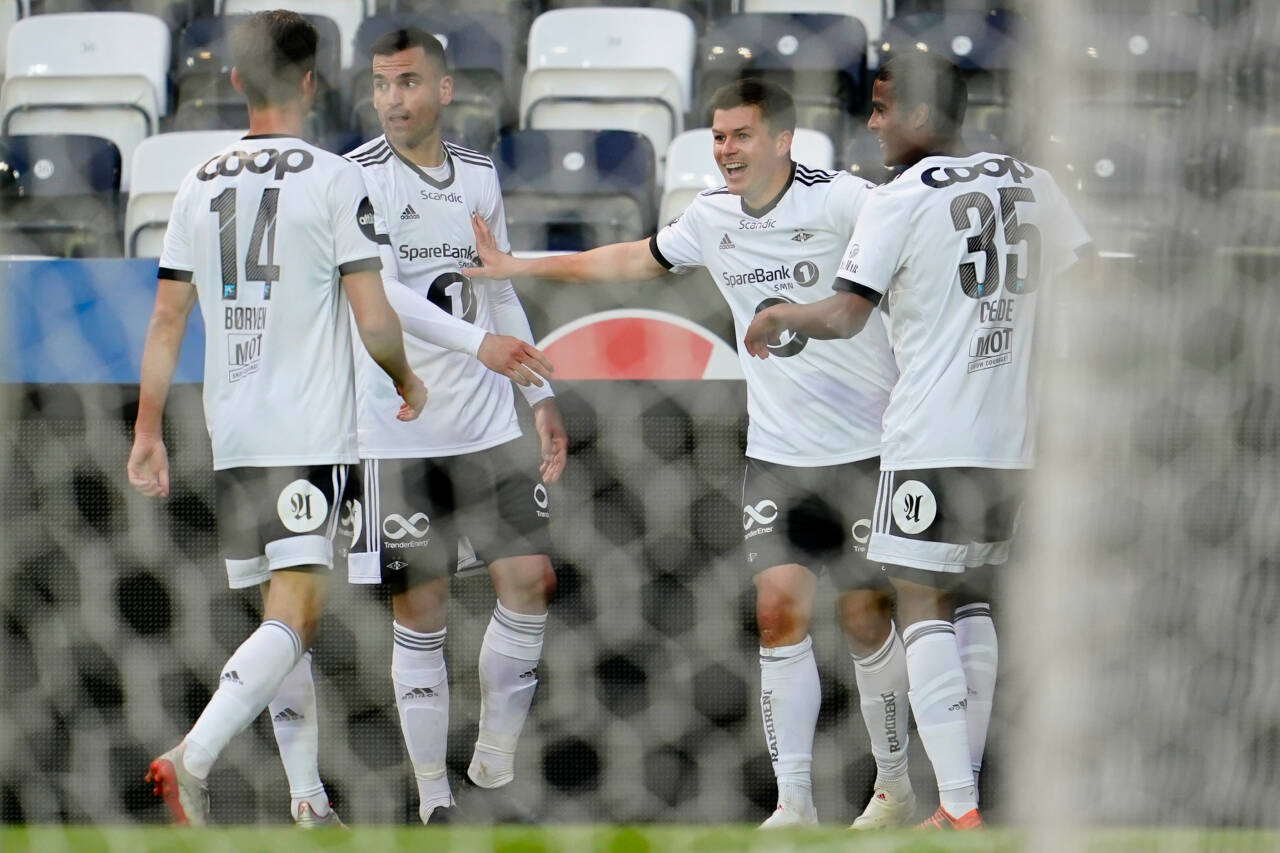 Rosenborgs Pål André Helland jubler sammen med Torgeir Børven (t.v.), Dino Islamovic og Emil Konradsen Ceide etter 1-0-målet under eliteseriekampen i fotball mellom Rosenborg og Strømsgodset på Lerkendal stadion. Foto: Ole Martin Wold / NTB scanpix