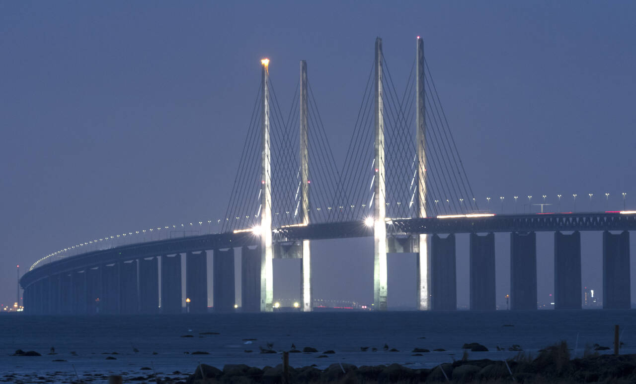 Øresundbroen mellom Sverige og Danmark kan nå trygt krysses etter at danske myndigheter endret reiserådene og åpnet for reisende fra alle svenske regioner. Foto: Johan Nilsson/TT / NTB scanpix