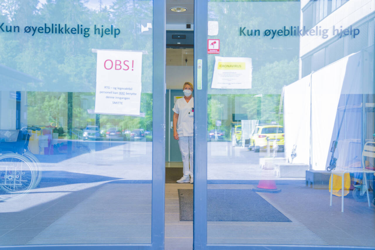 Frykten for koronasmitte gjør at alle som kommer til akuttmottaket på Bærum sykehus må testes. Det fører til travle dager for sykepleierne. Foto: Stian Lysberg Solum / NTB scanpix