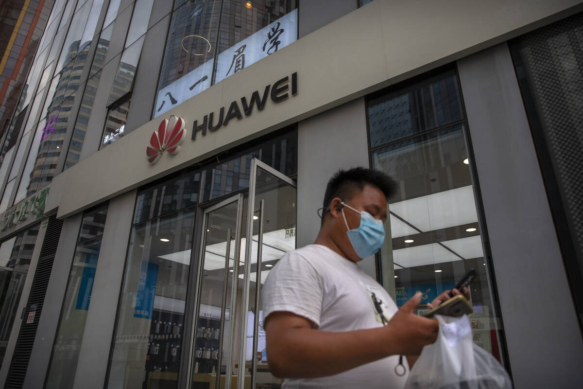 Den kinesiske teknologigiganten Huawei kan bli stengt ute fra 5G-nettet i Storbritannia i løpet av få år. Arkivfoto: Mark Schiefelbein / AP / NTB scanpix