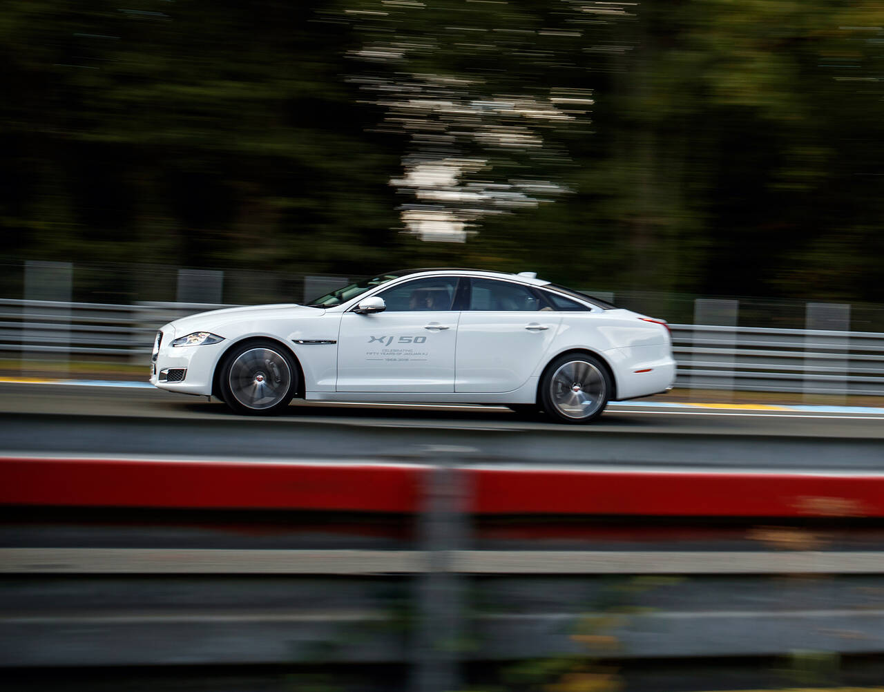 UTSATT: Det var meningen at denne versjonen av Jaguar XJ, som ble lansert i 2010, skulle erstattes i år. Det skjer ikke. Foto: Produsenten