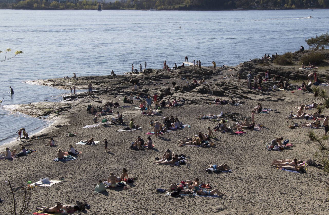 Badegjester på stranda på Huk i Oslo under noen varme dager i april i år. Foto: Erik Johansen / NTB scanpix. 